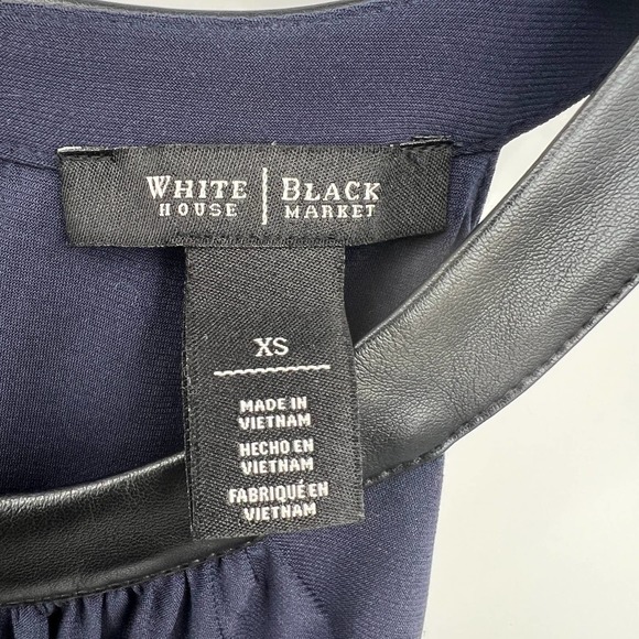 White House Black Market Women's Navy Sleeveless Faux Leather Trim Blouse Sz XS - Picture 3 of 7